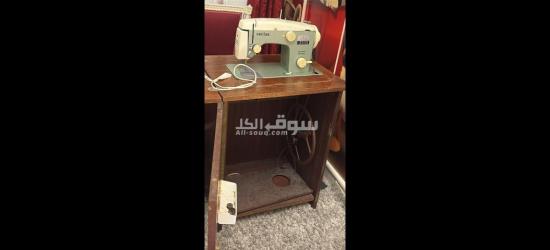 ماكينه خياطه بالترابيزه الخشب بحاله ممتازه