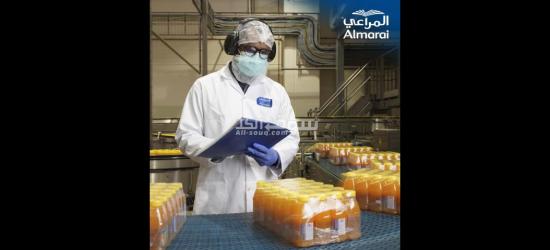 عمال مصنع عصير المراعي