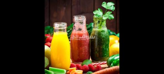 عمال إنتاج لمصنع عصير